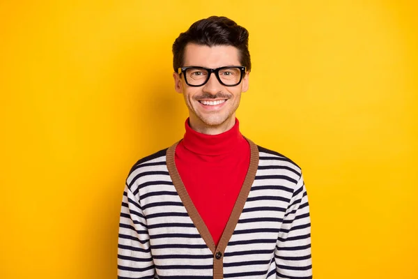 Fénykép a fiatal jóképű férfi boldog pozitív mosoly visel szemüveg piros garbó elszigetelt sárga szín háttér — Stock Fotó