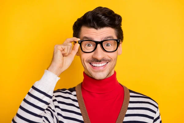 Foto de jovem alegre bonito homem de cabelo marrom feliz sorriso positivo mão toque óculos isolados sobre fundo de cor amarela — Fotografia de Stock