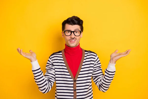 Foto van jongeman schouders hand in hand ongelukkig dilemma twijfel twijfelachtig geen antwoord geïsoleerd over gele kleur achtergrond — Stockfoto