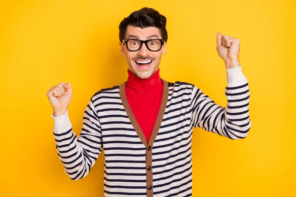 Фото молодого збудженого хлопця щаслива позитивна посмішка святкуйте перемогу успіх кулаки руки ізольовані на жовтому кольоровому фоні — стокове фото