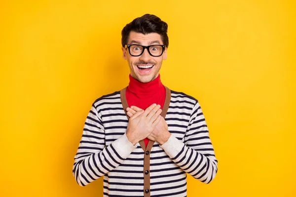 Fénykép a fiatal férfi boldog pozitív mosoly kezét a mellkasra értékelik hálás piros garbó elszigetelt sárga szín háttér — Stock Fotó