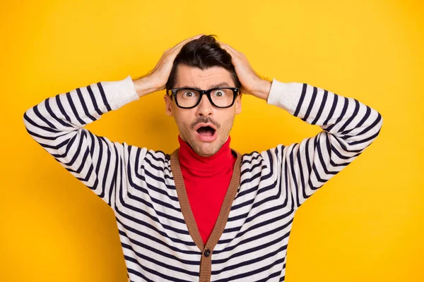 Foto de chico joven mano tacto cabeza sorprendido sorprendido preocupado problema nervioso fallar problemas aislados sobre fondo de color amarillo —  Fotos de Stock