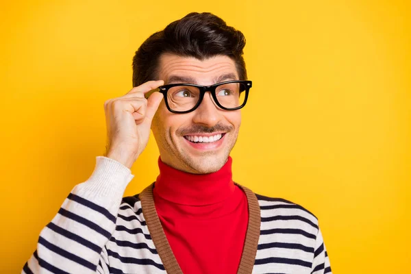 Foto de joven guapo hombre feliz sonrisa positiva mano tacto gafas mirada espacio vacío aislado sobre fondo de color amarillo — Foto de Stock