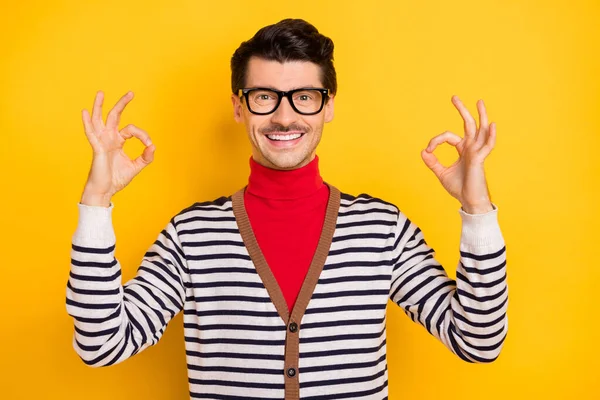 Zdjęcie młodego faceta szczęśliwy pozytywny uśmiech pokazać palce okey znak fajne ogłoszenie polecam doradzić doskonałe izolowane nad żółtym tle kolor — Zdjęcie stockowe