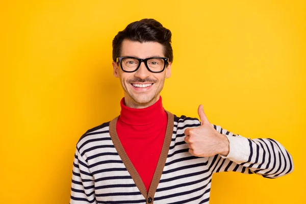 Foto de hombre alegre joven sonrisa feliz mostrar pulgar hacia arriba como consejo anuncio fresco elegir bien aislado sobre fondo de color amarillo —  Fotos de Stock