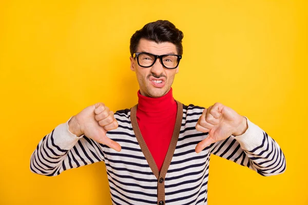 Foto van jonge man tonen duim-neer teken een hekel aan slechte negatieve reclame afkeuren geïsoleerd over gele kleur achtergrond — Stockfoto