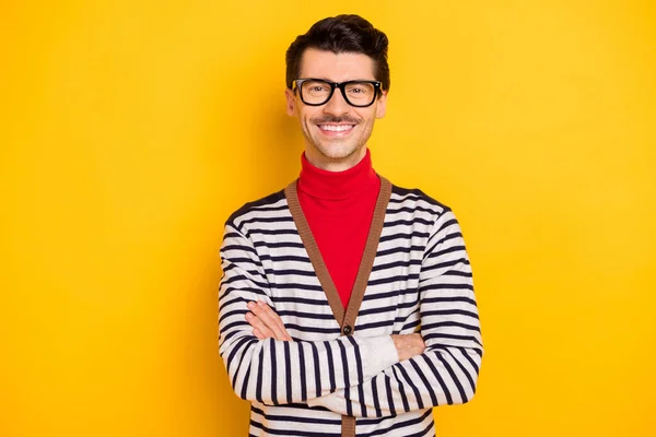 Genç kendinden emin yakışıklı adamın fotoğrafı mutlu olumlu gülümseme sarı arkaplan üzerinde izole edilmiş eller çapraz — Stok fotoğraf