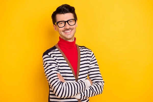 Foto de joven confiado guapo hombre feliz sonrisa positiva cruzó las manos aisladas sobre fondo de color amarillo — Foto de Stock