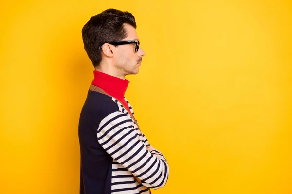 Foto de perfil de los brazos plegados de los jóvenes se ven espacio vacío aislado en el fondo de color amarillo brillante —  Fotos de Stock