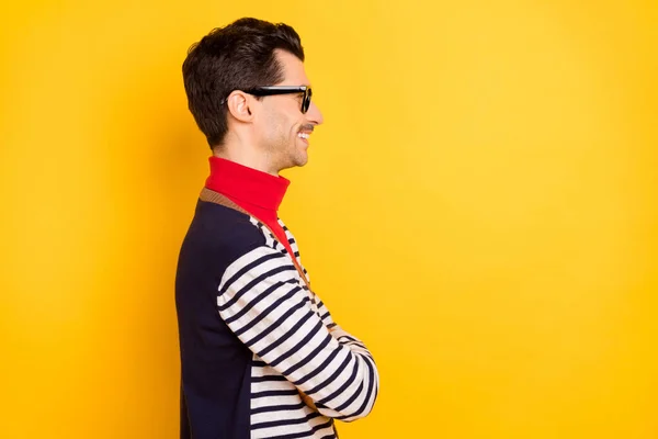 Perfil retrato de la persona satisfecha doblado manos mirada espacio vacío sonrisa dentada aislada sobre fondo de color amarillo —  Fotos de Stock