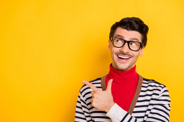 Foto de aspecto de hombre joven indican dedo vacío anuncio promocional recomendar la venta elegir aislado sobre fondo de color amarillo —  Fotos de Stock