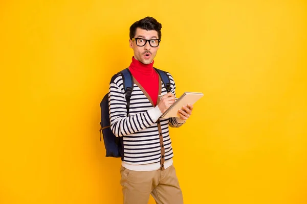 若い男の写真は衝撃的な驚き書き込み計画ノートブック教育バッグ黄色の色の背景に隔離 — ストック写真