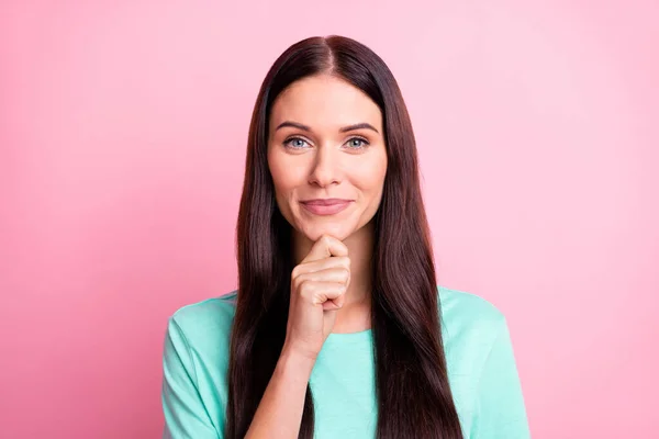 Photo de jeune belle belle fille heureuse souriante positive tenir doigt sur menton pensée isolé sur fond de couleur rose — Photo