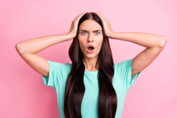 Foto de joven infeliz disgustada sorprendida chica sorprendida escuchar malas noticias aisladas en el fondo de color rosa — Foto de Stock