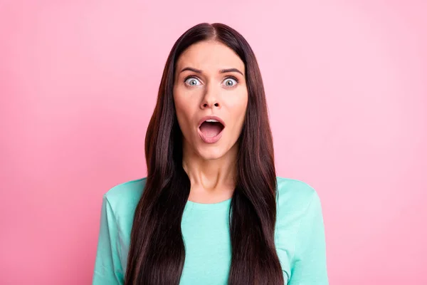 Foto di giovane scioccato sorpreso donna sorpresa vedere grande sconto di vendita su Venerdì nero isolato su sfondo di colore rosa — Foto Stock