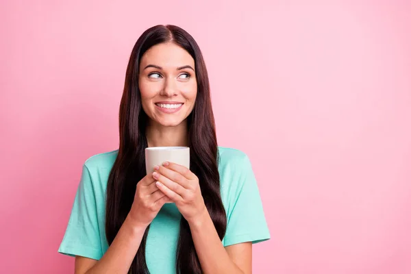 Fénykép a fiatal vonzó boldog pozitív mosolygós lány ivás tea néz copyspace elszigetelt rózsaszín szín háttér — Stock Fotó