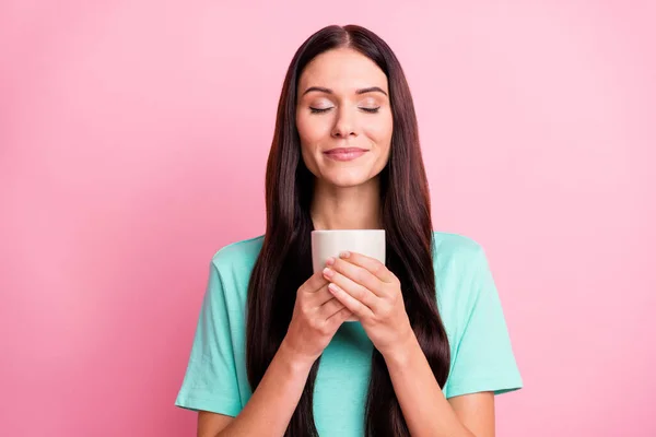 Fotografie mladé krásné dobré nálady pozitivní zasněný dívka těší káva vůně izolované na růžovém pozadí — Stock fotografie