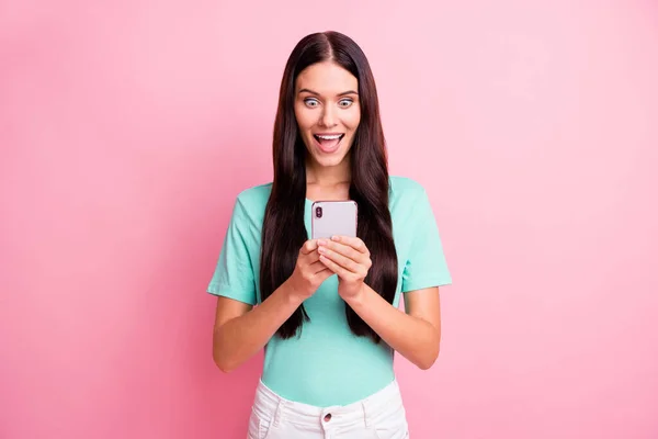 Foto van jong mooi prachtig verbaasd enthousiast lachend positief meisje zie vele likes in telefoon geïsoleerd op roze kleur achtergrond — Stockfoto