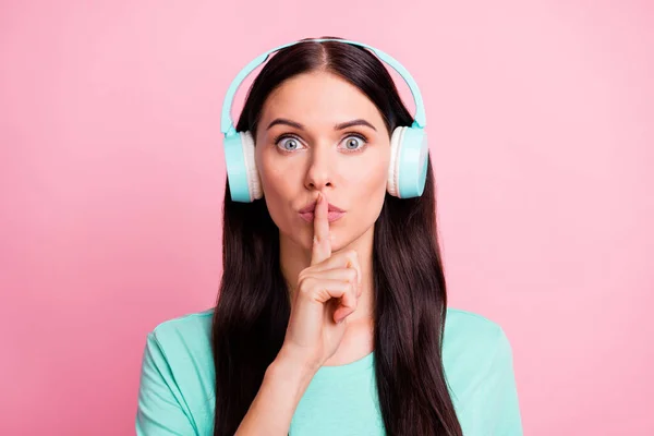 Foto von jungen attraktiven schönen Mädchen in Kopfhörer halten Finger auf Lippen Schweigen isoliert auf rosa Hintergrund — Stockfoto