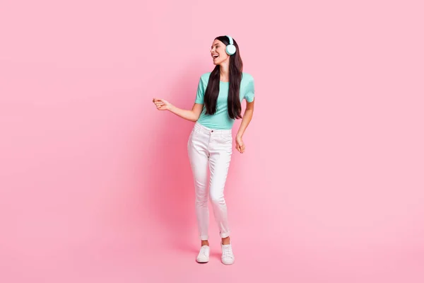 Full size foto van jonge aantrekkelijke mooie gelukkig positief meisje in hoofdtelefoon dansen geïsoleerd op roze kleur achtergrond — Stockfoto