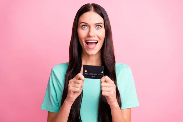 Foto av ung glad glad galen leende förvånad förvånad flicka visar kreditkort isolerad på rosa färg bakgrund — Stockfoto