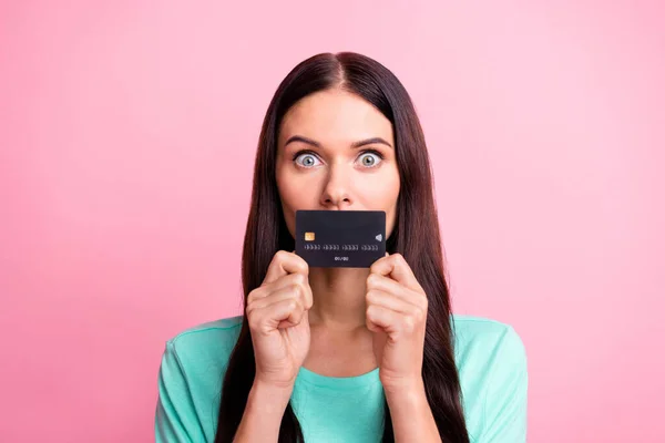 Foto av unga attraktiva vackra vackra röst flicka täcka mun med kreditkort isolerad på rosa färg bakgrund — Stockfoto