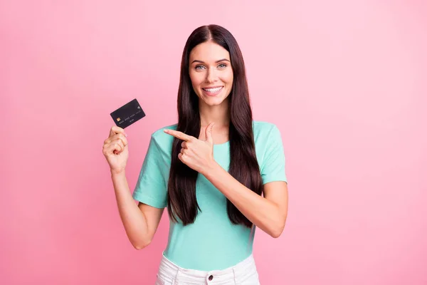 Foto av ung vacker glad positiv leende flicka rekommendera kreditkort isolerad på rosa färg bakgrund — Stockfoto