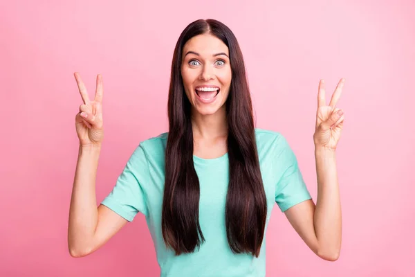 Foto de jovem feliz positivo alegre sorrindo menina louca animado mostrando v-sinal isolado no fundo cor-de-rosa — Fotografia de Stock