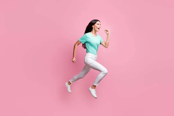 Full storlek profil sida foto av ung attraktiv galen positiv flicka som springer i luften isolerad på rosa färg bakgrund — Stockfoto
