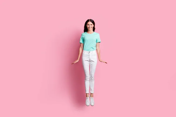 Full storlek foto av unga vackra vackra vackra ganska charmig glad positiv flicka hoppa isolerad på rosa färg bakgrund — Stockfoto