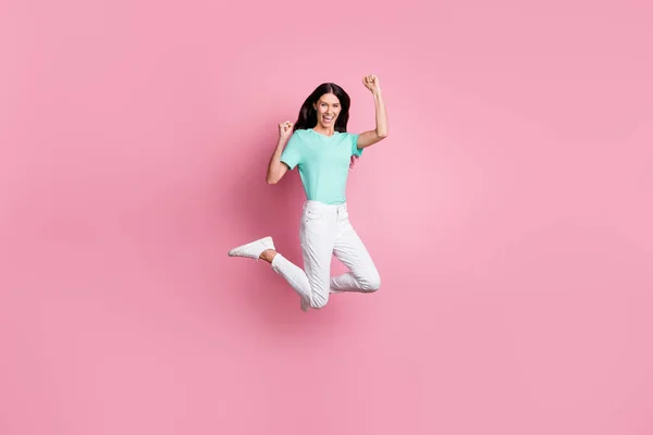 Full size foto di giovane eccitato pazzo sorridente positivo affascinante ragazza saltando nella vittoria isolato su sfondo di colore rosa — Foto Stock
