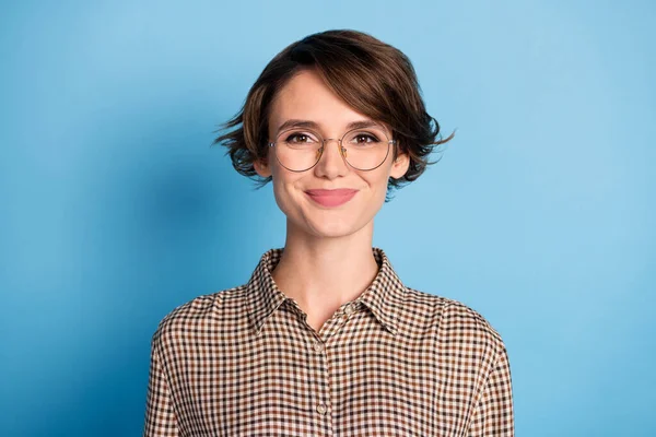 Фото привлекательной счастливой молодой женщины носить очки улыбка изолированы на пастельно-голубой цвет фона — стоковое фото