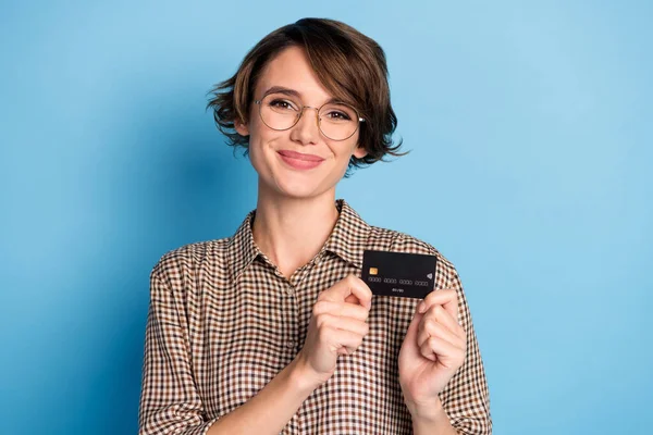 Retrato de pessoa bonita sorrir mãos segurar cartão bancário desgaste xadrez isolado no fundo de cor azul — Fotografia de Stock