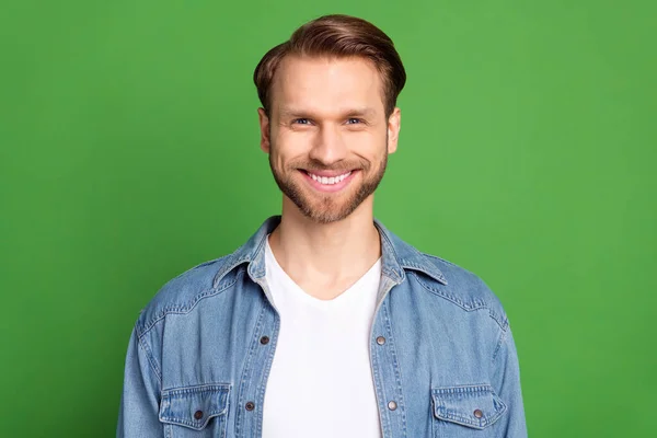 Fénykép a boldog mosolygós vidám jókedv férfi fehér fogak stomatology kezelés elszigetelt zöld színű háttér — Stock Fotó