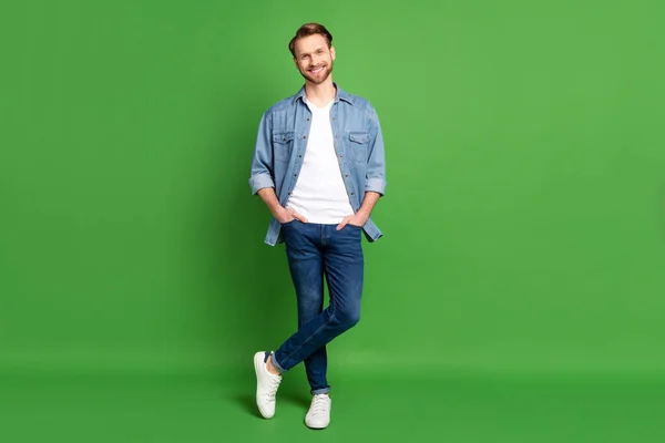 Full längd kropp storlek foto av självsäker man bär casual kläder isolerad ljus grön färg bakgrund — Stockfoto