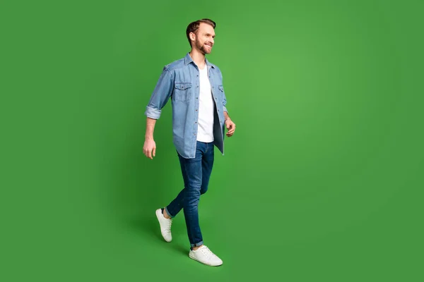 Full längd kropp storlek sida profil foto av självsäker man bär snygga kläder ler isolerad ljus grön färg bakgrund — Stockfoto