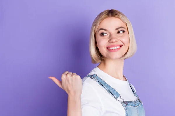 Foto de perfil de peinado corto optimista agradable señora rubia punto mirada espacio vacío desgaste camiseta blanca aislada sobre fondo violeta —  Fotos de Stock