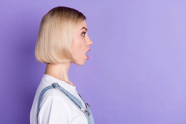 Foto profil wanita pirang berambut pendek yang terkesan bagus mengenakan t-shirt putih yang terisolasi pada latar belakang warna ungu — Stok Foto