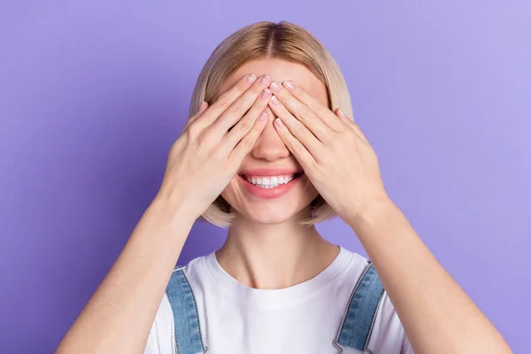 Fénykép a szép optimista rövid frizura szőke hölgy közeli szemek viselnek fehér póló elszigetelt lila színű háttér — Stock Fotó
