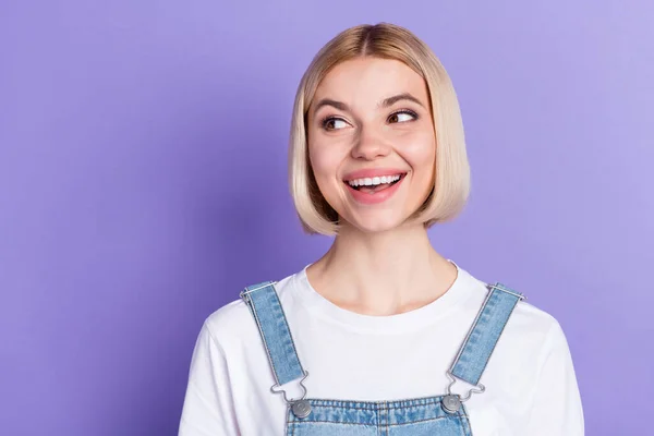 Foto van mooie onder de indruk kort kapsel blonde dame look lege ruimte dragen witte t-shirt geïsoleerd op violette kleur achtergrond — Stockfoto