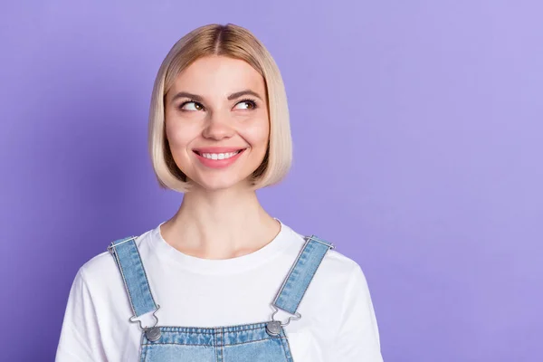 Foto van mooie optimistische korte kapsel blonde dame look lege ruimte dragen witte t-shirt geïsoleerd op violette kleur achtergrond — Stockfoto