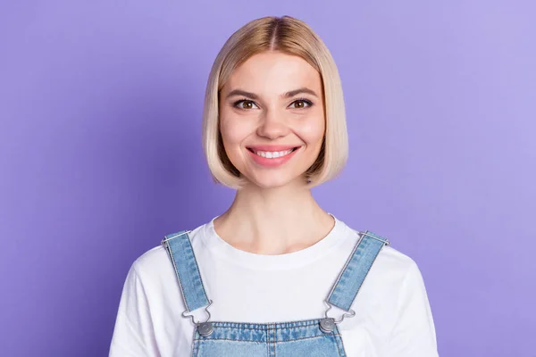 Foto van mooie optimistische korte kapsel blonde dame dragen witte t-shirt geïsoleerd op levendige violette kleur achtergrond — Stockfoto