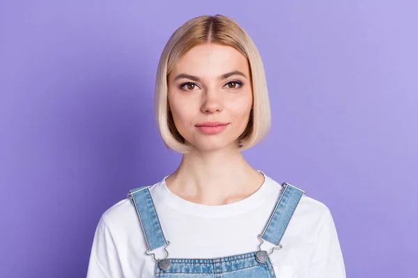 Foto van mooie optimistische korte kapsel blonde dame dragen witte t-shirt geïsoleerd op levendige violette kleur achtergrond — Stockfoto