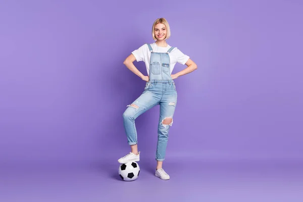 Foto em tamanho completo de menina feliz sorriso positivo jogar jogo de futebol isolado sobre fundo de cor roxa — Fotografia de Stock