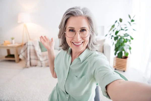 Portret van een vrij positief persoon te nemen selfie arm palm directe showroom tand glimlach hebben goed humeur binnen — Stockfoto