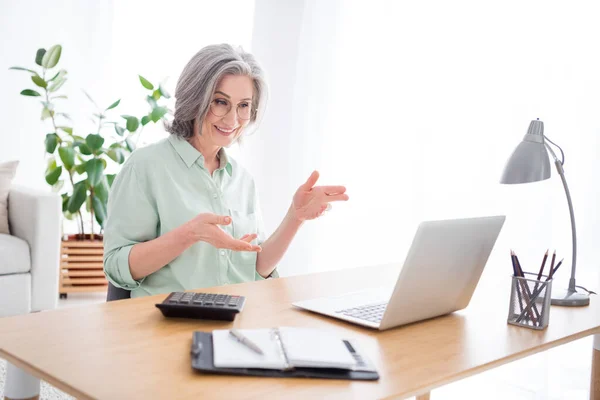 Profiel portret van positieve dame zitten achter desktop look laptop handen uit te leggen spreken hebben goede stemming binnen — Stockfoto