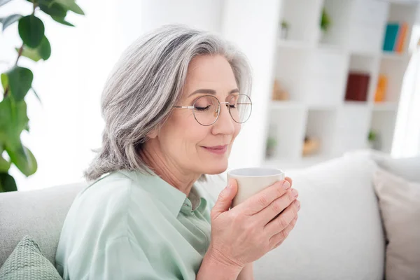 Фото очаровательной женщины руки держать нюхательный кофе закрытые глаза имеют хорошее настроение свободное время выходные в помещении — стоковое фото