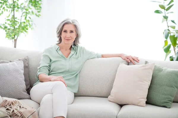 穏やかな静かなかなり古い女性の写真ソファに座る良い気分週末は屋内家の中でカジュアルな服を着る — ストック写真