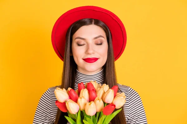 Foto de niña feliz sonrisa sueño disfrutar del presente tulipanes de vacaciones ramo de flores aislados sobre fondo de color amarillo —  Fotos de Stock