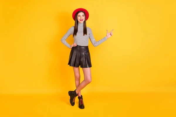 Full length body size άποψη της ελκυστικής μόδας χαρούμενο κορίτσι αποδεικνύοντας αντίγραφο χώρο αγγελία απομονωμένη πάνω από φωτεινό κίτρινο χρώμα φόντο — Φωτογραφία Αρχείου